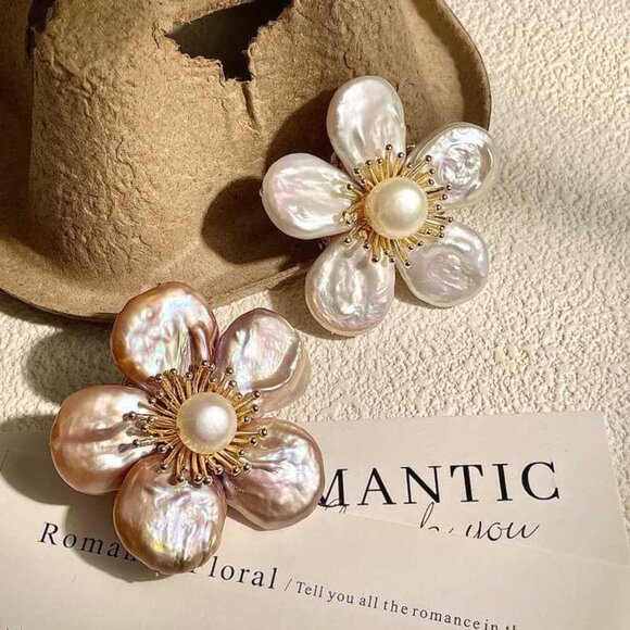 🌸 EXQUISITE Baroque Pearl Flower Brooch - Iridescent Petals & Pearl Center! - Picture 1 of 8